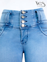 Jean Pretina Alta 4 Botones – Efecto Levanta Cola (Celeste)