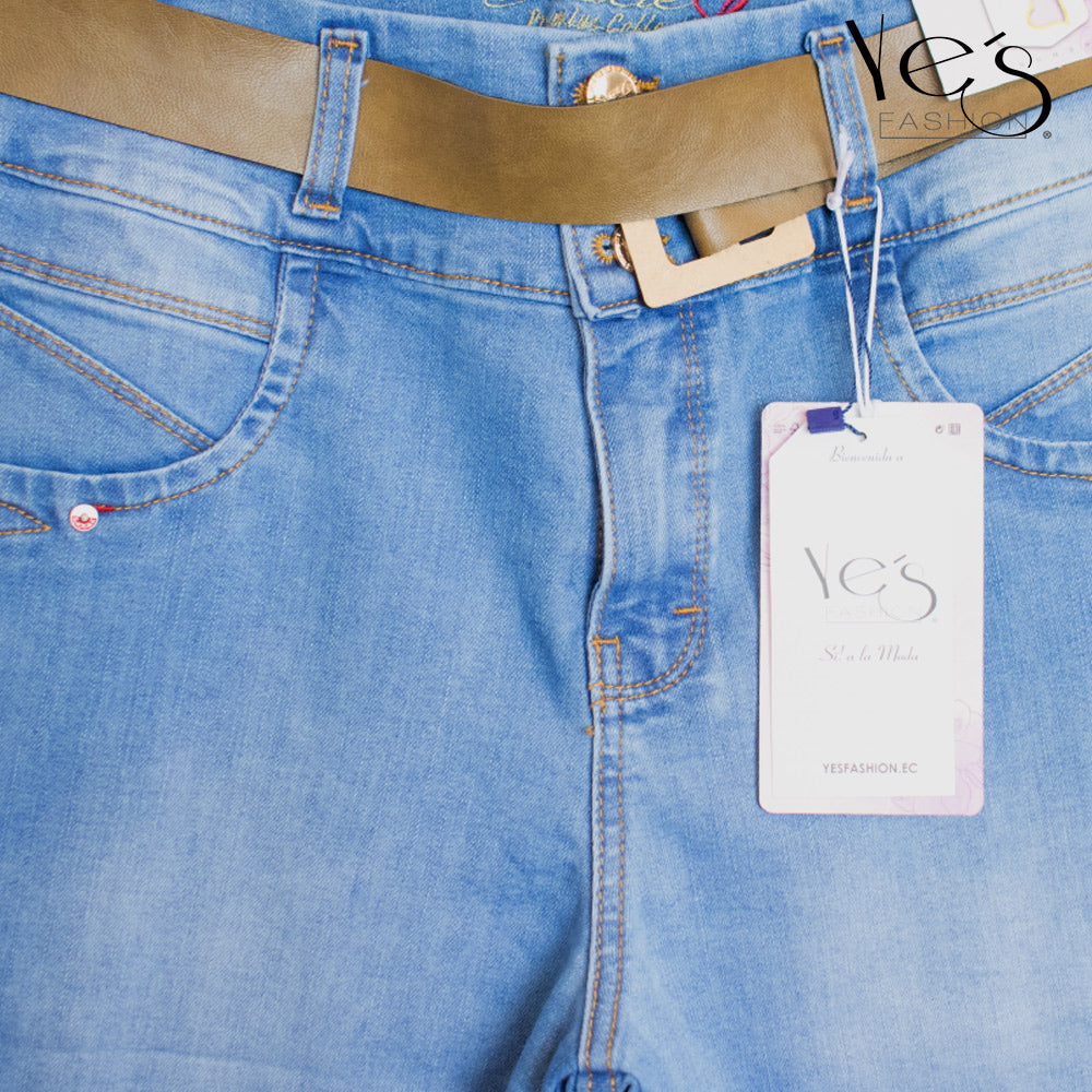 Goddess Jeans: Elegancia Plus en cada Detalle - Color: Azul Claro Denim