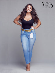 Goddess Jeans: Elegancia Plus en cada Detalle - Color: Azul Claro Denim