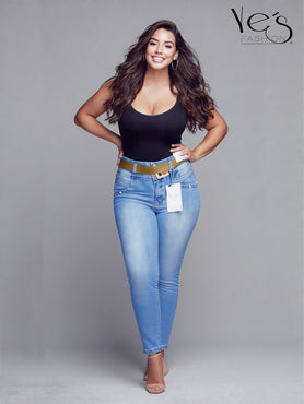 Goddess Jeans: Elegancia Plus en cada Detalle - Color: Azul Claro Denim